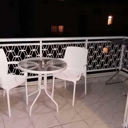 Apartment Steps From The Aprt *